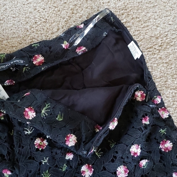Kendall and Kylie High waisted Lace Floral Short - Picture 4 of 6